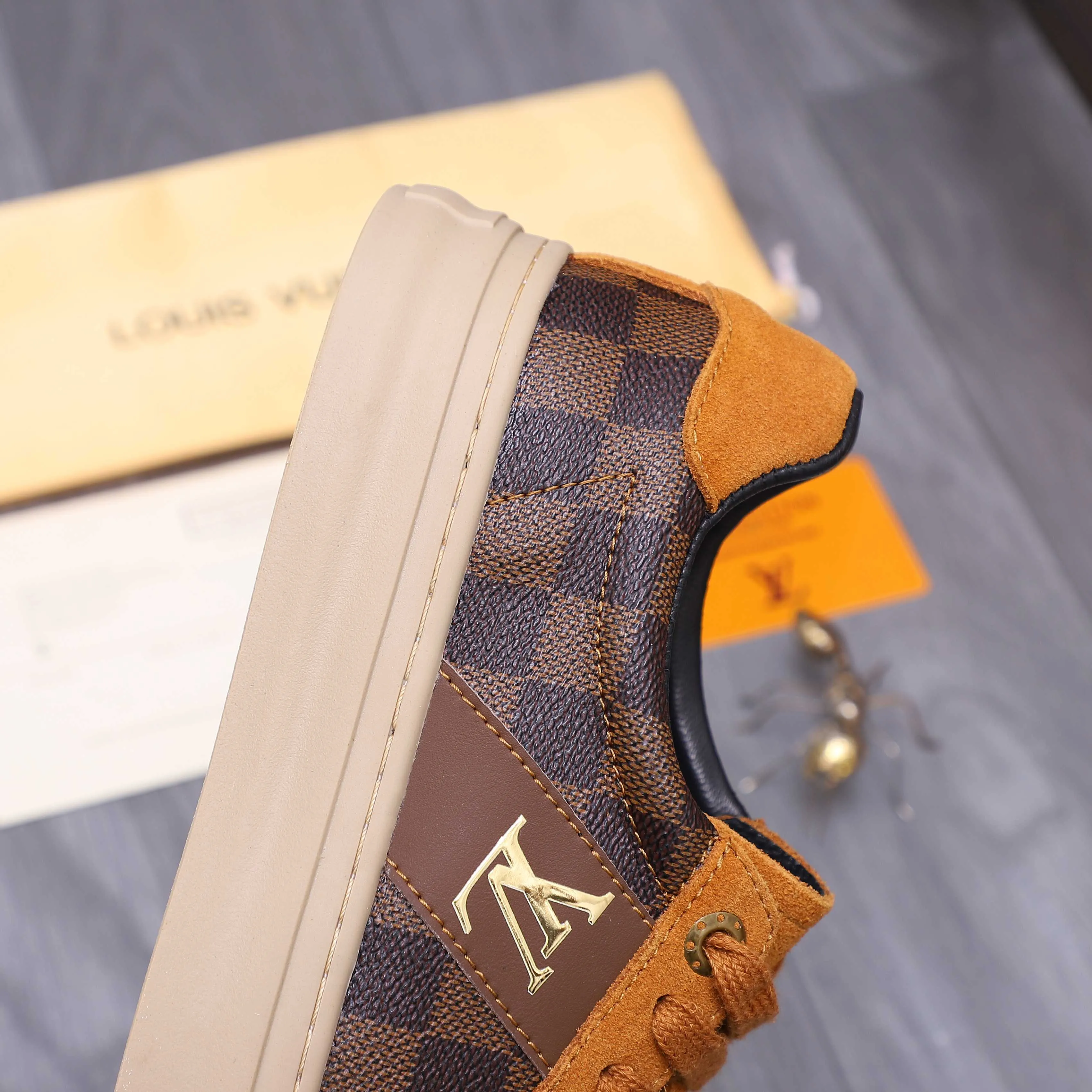 Men's shoes 💰p400 Product trademark: LV "Louis Vuitton" casual lace-up men's shoes Regular size: 38-44 Product materials: Selected matte cowhide stitching plaid cowhide upper, sheepskin lining, rubber outsole